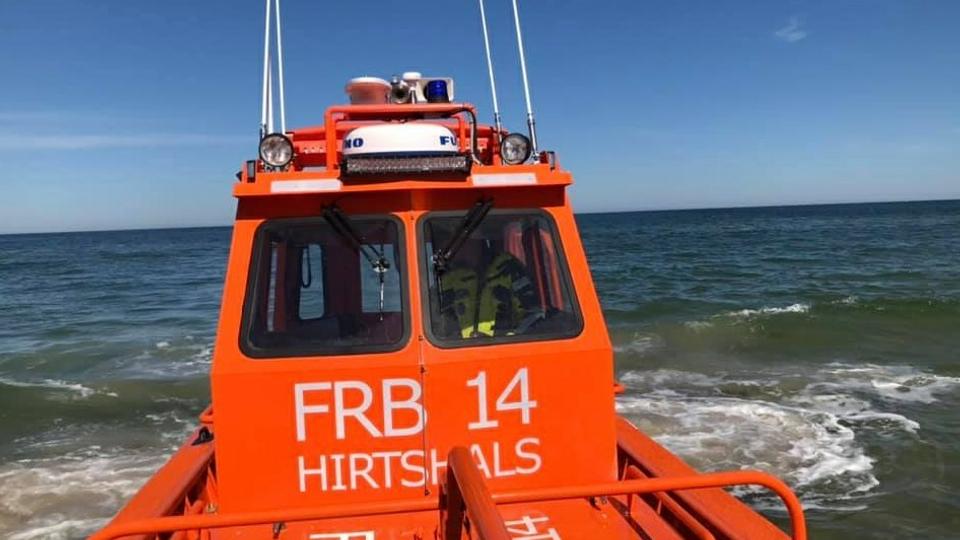 Redningsbåden FRB 14 fra Hirtshals fik trukket den kæntrede fiskejolle ind til stranden. Foto: Hirtshals Redningsstation