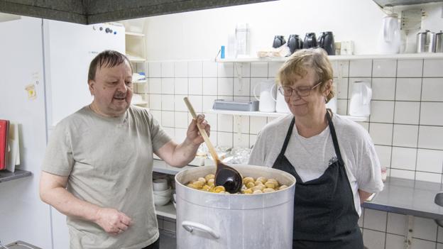 Som uddannet kok har Henrik Pedersen ansvaret for køkkenafsnittet på Suldrup Kro, men ægteparret er fælles om den daglige krodrift. Foto: Kim Dahl Hansen