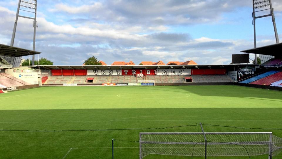 Fra 13. til 30. august skal der installeres nyt hybridgræs på Aalborg Portland Park. Et arbejde der kommer til at foregå døgnet rundt og kræver lys. Derfor vil stadionbelysningen være tændt. Foto: Aalborg Kommune