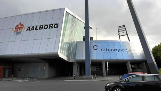 I forbindelse med installationsarbejdet skal den eksisterende græs og vækstjord køres ud fra stadion. I den periode vil minitraktorer køre jorden ud på p-arealerne omkring stadion. Foto: Aalborg Kommune