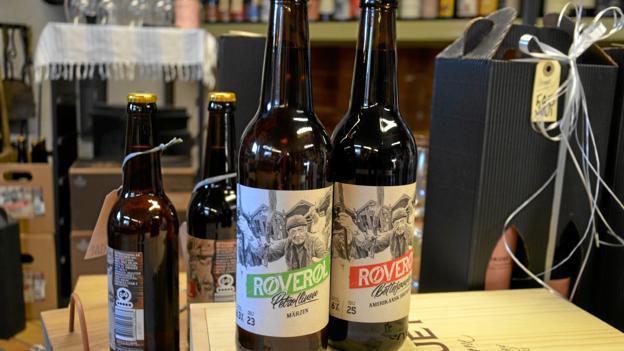 I vinkælderen findes også andet end vin - blandt andet disse lokale røverøl fra Hadsund Bryghus. Foto: Jesper Bøs