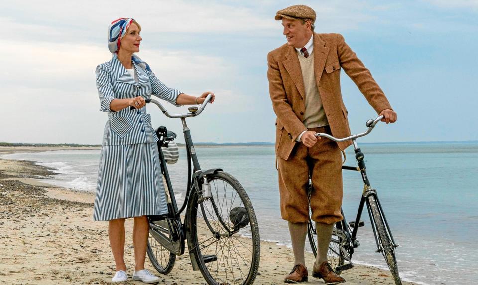 Alice Frigh (Anette Støvelbæk) er ved at være moden til en romance, og apoteker Ramsing (Rasmus Botoft) byder sig beredvillig til. Og i et telt i klitterne ikke langt borte får hendes 20-årige datter Bertha sex sammen med fabriksarbejderen Jan. Foto: Mike Kollöfffel