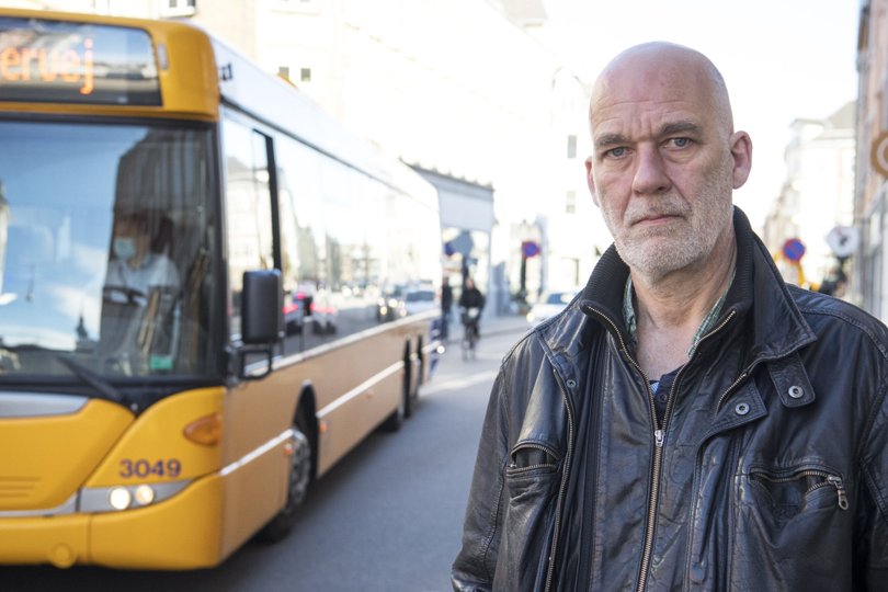 Nils Sloth, der er en af talsmændene for de utilfredse borgere i Danmarskgade, mener ikke, at en ny asfaltbelægning hjælper på rystelserne fra busserne. Foto: Kim Dahl Hansen