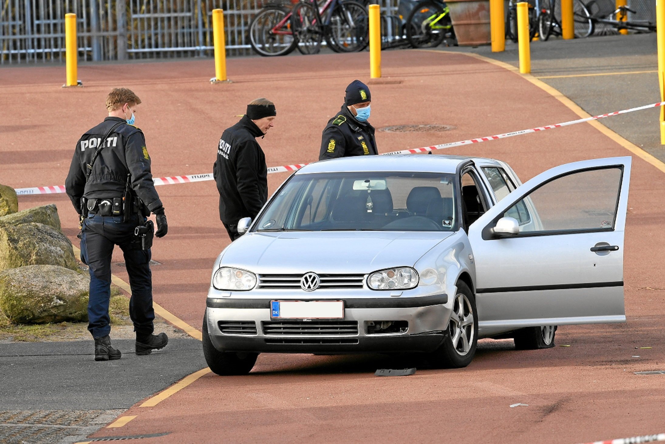Først fandt politiet bil med skudhuller - så kom såret mand haltende i Aalborg