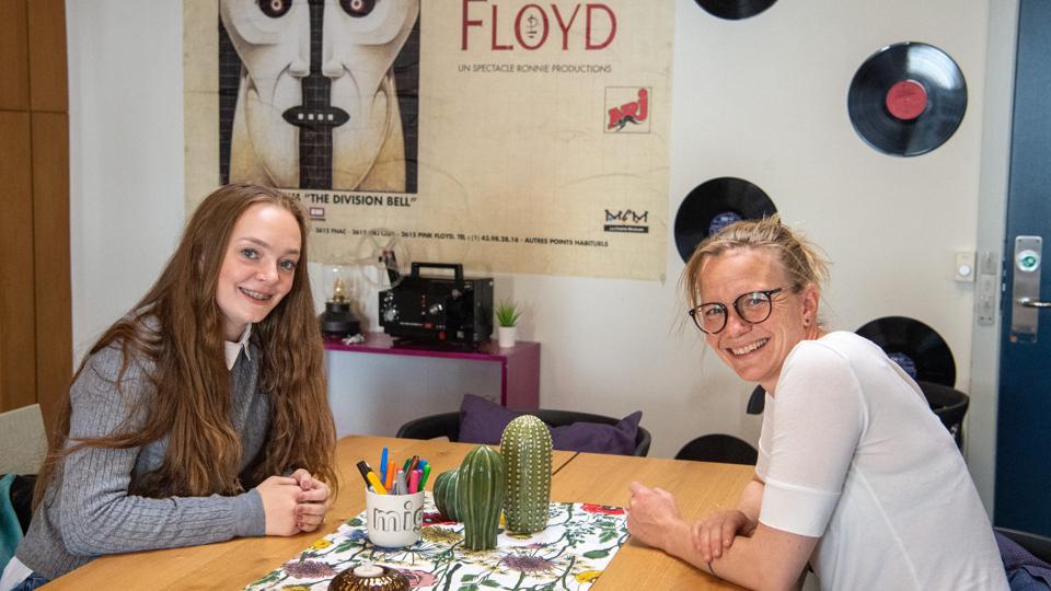 Med en voksen på sidelinjen, Marie Weiergang (th), skal Christina Dam og resten af ungerådet i Brønderslev Kommune nu forsøge at kickstarte ungdomshuset i Brønderslev efter corona-nedlukningen.
