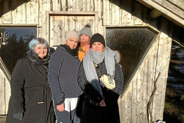 Lone Kristensen (t.v.) ejer Hårdesign i Hjallerup, og hun er ved at være godt træt af nedlukningen, som stresser både hende og eleverne - i tilfældig rækkefølge Julie Knudsen, Camilla Fuglsang og Nadja Søndergaard. Privatfoto