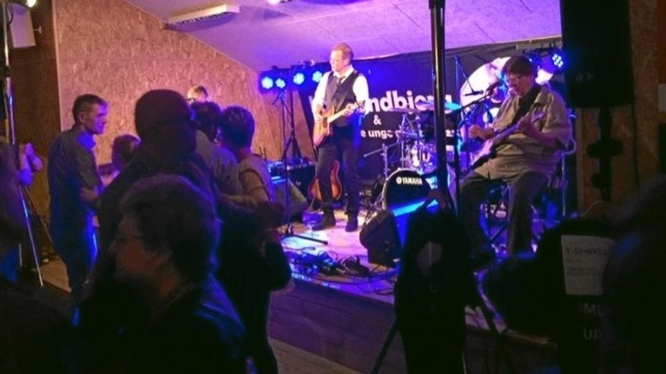 Gasolin kopibandet Lars Lindberg & De smukke unge mennesker fra Hobro fik i den grad sat fut i dansegulvet i multihallen i Rørbæk. Det fortsatte til koncerten sluttede klokken lidt efter midnat. Privatfoto