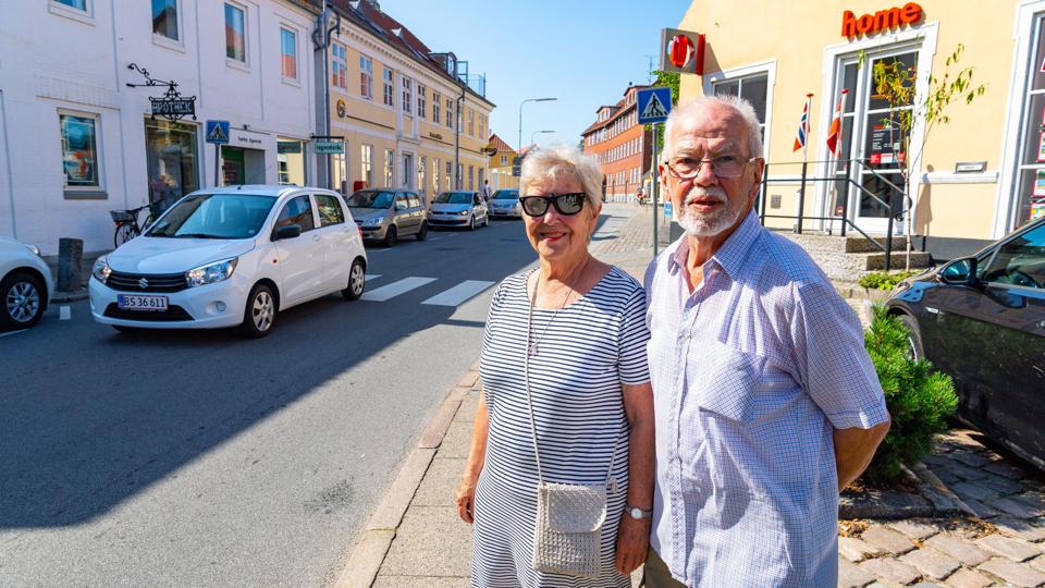 Helle Bohn Pedersen og Knud Pedersen flyttede til Sæby for et år siden, og frygter at den megen trafik i Søndergade kan føre til uheld. Foto: Kim Dahl Hansen