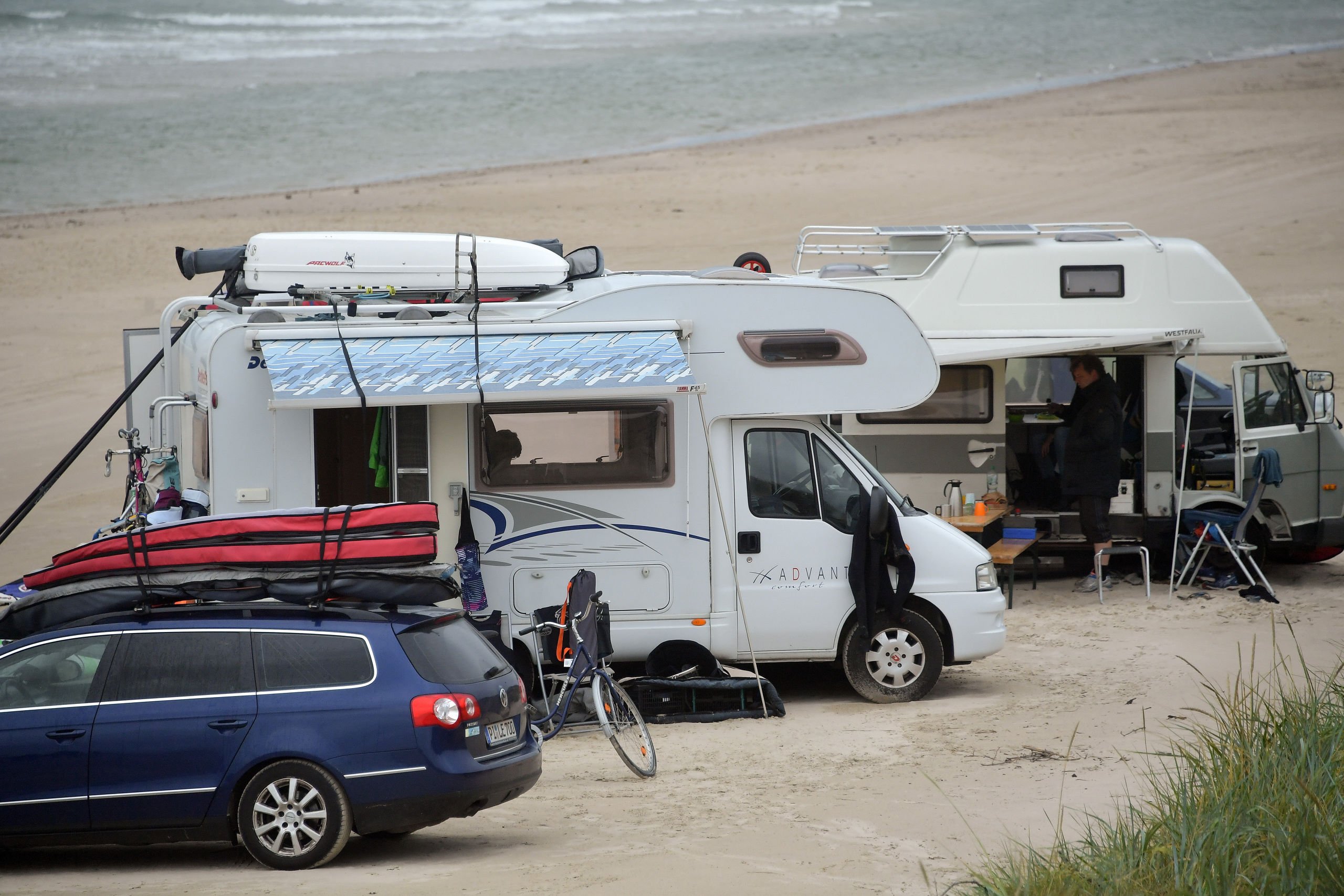 Strid om autocampere: Kommune må acceptere overnatning på stranden - men kræver nye regler