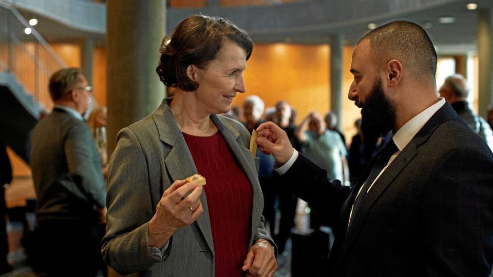 Aldrende justitsminister. Men altid klar til et politisk statement. Selv om kæresten derhjemme mener, at hun skal spille ærligt ud om, at hun er på vej på retræte. Jo - der er mange vinkler på tilværelsen i denne tv-serie.