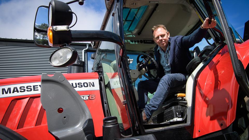 Klaus Andersen i den Massey Ferguson-traktor, der blev leveret som den første fredag.