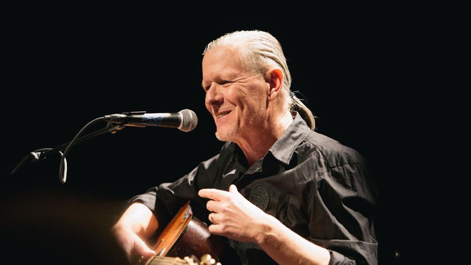 Som en hyggelig bedstefar tog Michael Gira lørdag aften venligt imod publikum i Studenterhusets sal. Få minutter senere viklede han dem ind i et univers, der kan overvælde de fleste. Foto: Balazs Popal