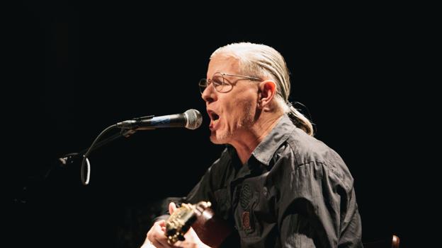 Selv på en akustisk guitar, kan det, der kommer ud, være ondt ondt ondt. Foto: Balazs Popal