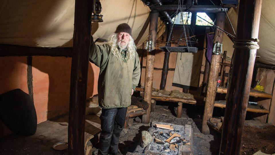 Claus Gajhede har med hjælp fra de unge mennesker, han arbejder med som socialpoædagog, fået ryddet op efter de fire unge mennesker, der havde efterladt hytten fyldt med affald og et bål, der stadig var ild i. Foto: Bente Poder