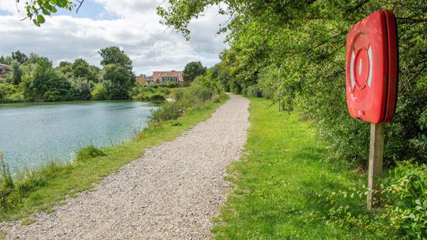 Redningskransen her står ved Nordens Kridtgrav i Aalborg. Man skal dog stadig være en god svømmer, før man begiver sig ud med redningskransen for at hjælpe nogen. Foto: Peter Broen <i>Foto: Peter Broen</i>