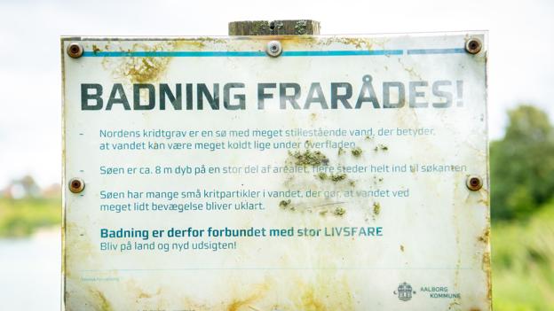 Til trods for skiltene er der stadig flere, der bader i Nordens Kridtgrav. Foto: Peter Broen <i>Foto: Peter Broen</i>