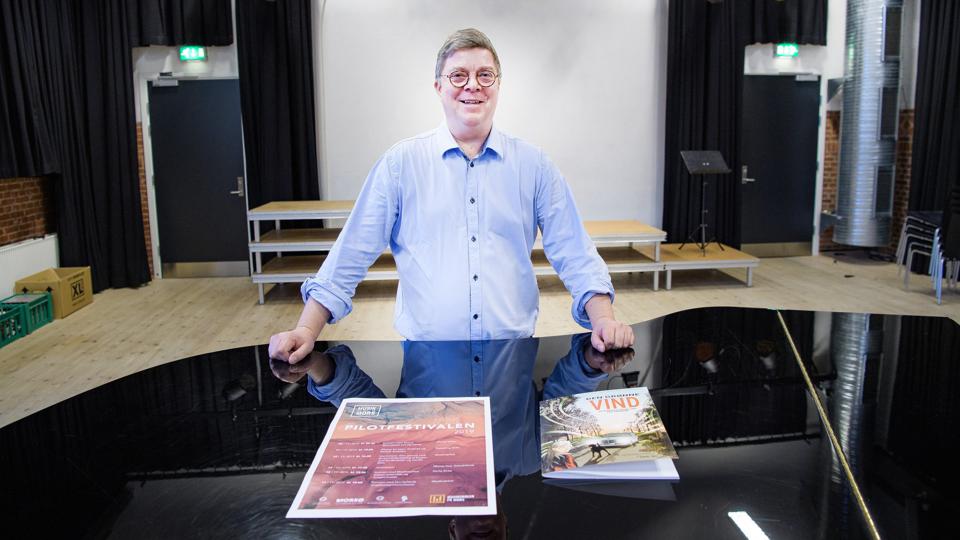 Musikskoleleder Peter Frost med plakaten for den nye musikfestival på Mors. På flyglet også et eksemplar af en bog med tekst og noder til ”Den Grønne Vind”, som har urpremiere under festivalen. Foto: Peter Mørk