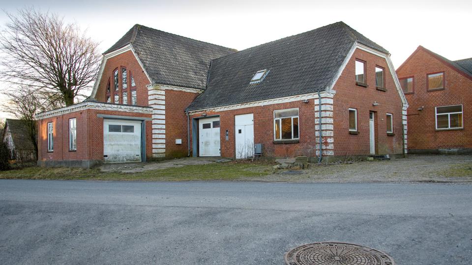 Morsø Kommune har nu bekendtgjort på hjemmesiden, at man planlægger at nedrive det gamle mejeri i Solbjerg. Foto: Bo Lehm