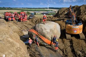 Se billederne: Det er ikke så let at flytte en 162 tons tung sten
