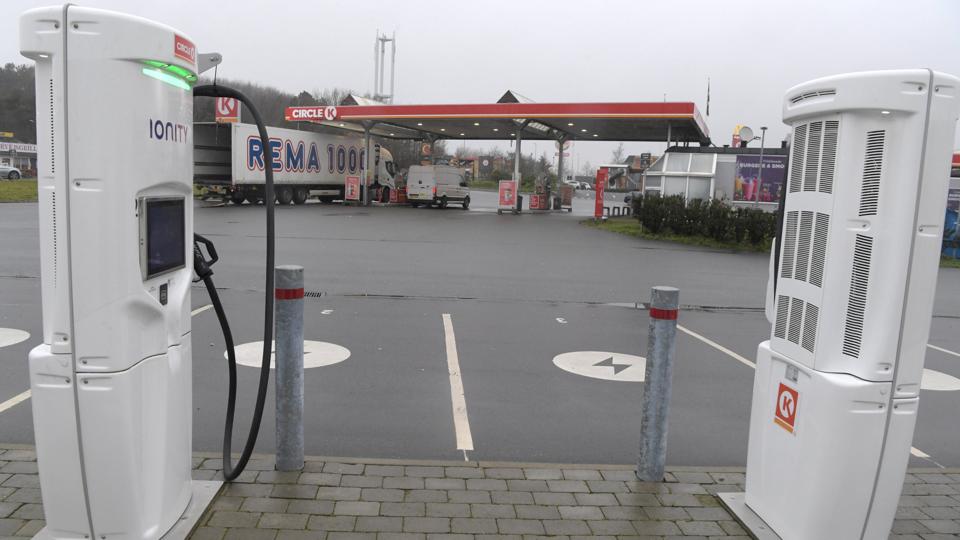 Der er i efteråret 2018 etableret en ultrahurtig ladestation med fire ladestandere på sydsiden af Circle K ved rundkørslen i Haverslev. Bag etableringen står selskabet Ionity, etableret af den tyske bilindustri som et partnerskab.