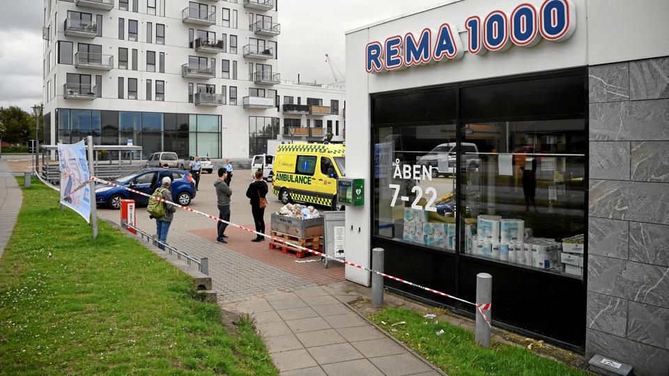 Et butikstyveri udviklede sig onsdag kort før klokken 16 til røveri, da gerningsmanden stak en ansat, der forsøgte at holde ham tilbage, med et stikvåben. Foto: Henrik Bo