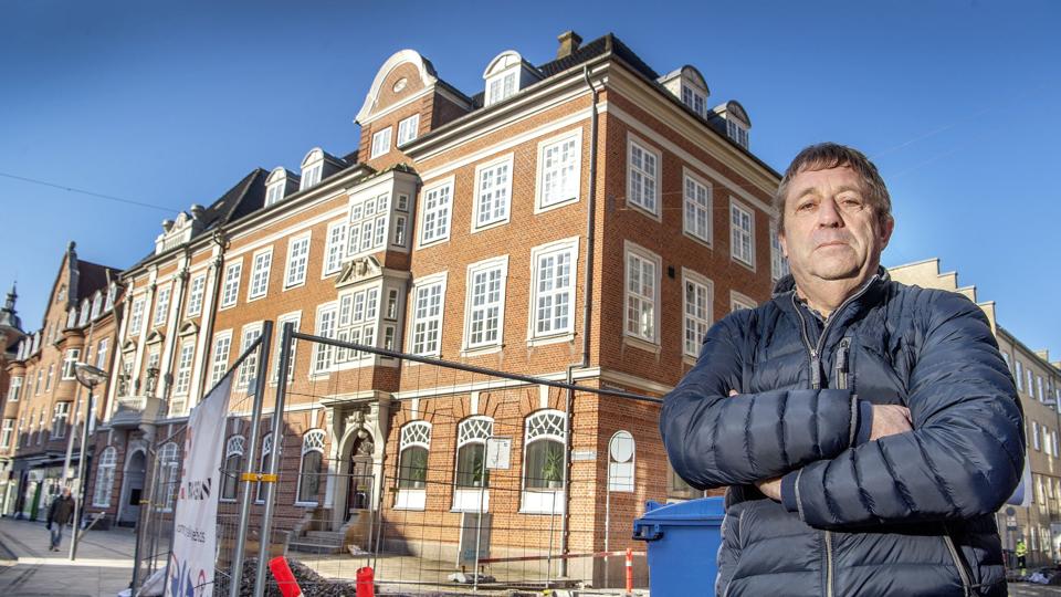 Sankelmarksgade har foreløbig været gravet op i to omgange, og det er Sander Møller fra Odd Fellow logen godt træt af. Foto: Lars Pauli <i>Foto: Lars Pauli</i>