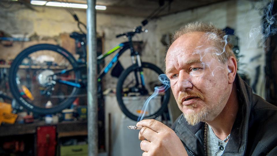 Dennis Olsen har sin førtidspension og behøver egentlig ikke at lave noget ... men han har fået et meget bedre liv, efter at han begyndte at reparere cykler og plæneklippere i det små. Foto: Lars Pauli <i>Foto: Lars Pauli</i>