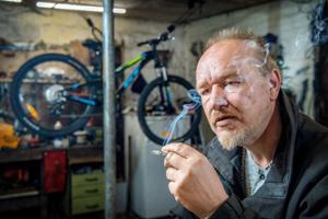 En sårbar psyke knækkede Dennis: Nu reparerer han stort og småt i sit cykelværksted