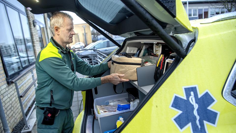 Paramediciner Jan Laursen og hans kollegaer kører i øjeblikket ud for at vaccinere de svageste borgere i Nordjylland mod covid-19. Foto: Lars Pauli <i>Foto: Lars Pauli</i>