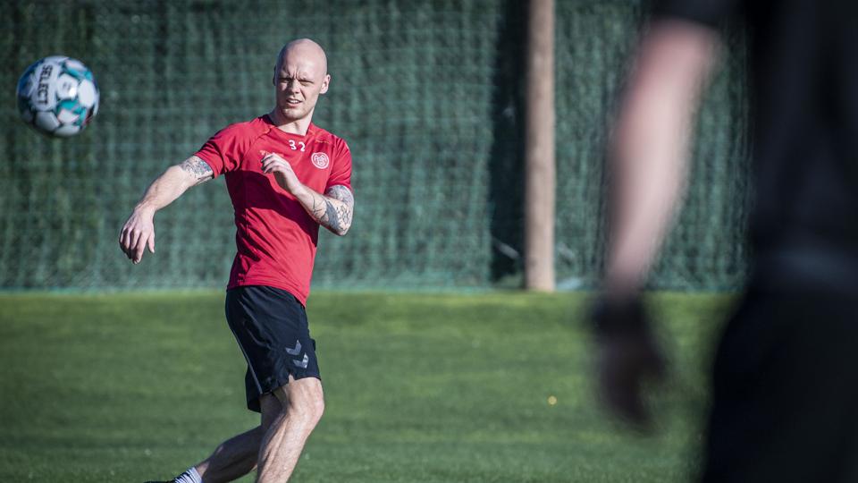 Kasper Pedersen trænede med fysioterapeuten lørdag formiddag, og forsvarsspilleren er i fremgang. Foto: Martin Damgård
