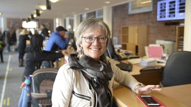 Da Dorthe Jespersgaard, kontorchef for Borgerservice i Aalborg Kommune, sidste år holdt møde med Kommunernes Landsforening og Digitaliseringsstyrelsen, blev det anslået, at omkring 35.000 borgere i kommunen havde behov for at møde ind fysisk for at få hjælp til MitID, og at den estimerede ekspeditionstid per borger var 20 minutter. Derfor er travlheden ikke kommet bag på hende: - Jeg kunne godt regne ud, hvor mange hænder og timer der skulle bruges på den opgave, siger hun. <i>Arkivfoto: Michael Bygballe</i>
