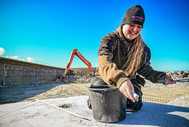 25-årige Stefanie Poulsen er en del af temaet på Sprængningstjenesten Wegger der over fire dage har delt 115 store klippeblokke på Hanstholm Havn. Nu vil hun uddanne sig til sprængningsteknikker. Foto: Ole Iversen