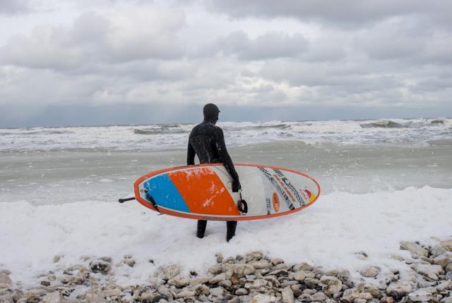 Casper Steinfath holder sig ikke tilbage, selvom isen ligger tyk på stranden. Foto: Tue Nielsen.