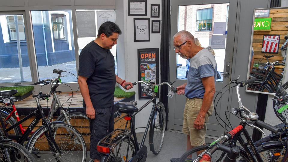Der dumper jævnligt kunder forbi for at se på en brugt cykel. Foto: Jesper Thomasen <i>Jesper Thomasen</i>