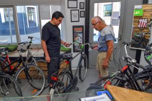 Frivillige giver nyt liv til gamle cykler: Indtægterne går til varmestue