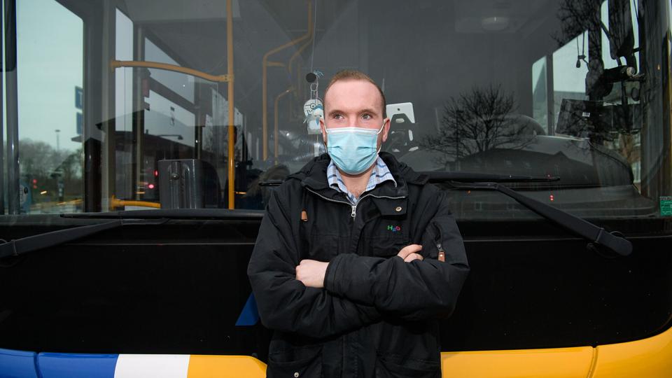 Frederik Jespersen fra Hanstholm kører meget med bus. Han gør det ikke for at blive fragtet fra a til b. Busture er som terapi for ham, og kommer han ikke af sted på de mange ugentlige ture, bliver han frustreret og irriteret. <i>Bo Lehm</i>