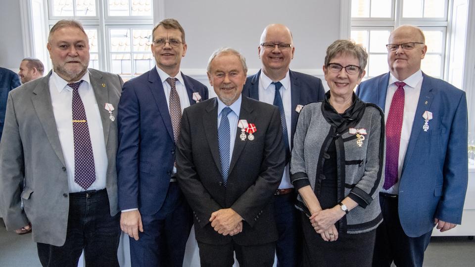 Eskild Sloth Andersen (S), Mikael Klitgaard (V), Hildo Rasmussen (S), Ole Jespersgaard (S), Lene Hansen (S) og Johannes Trudslev (S) kan nu bryste sig med Dannebrogordener. Lene Hansen endda med Dannebrogordenen af 1. grad. <i>Kim Dahl Hansen</i>