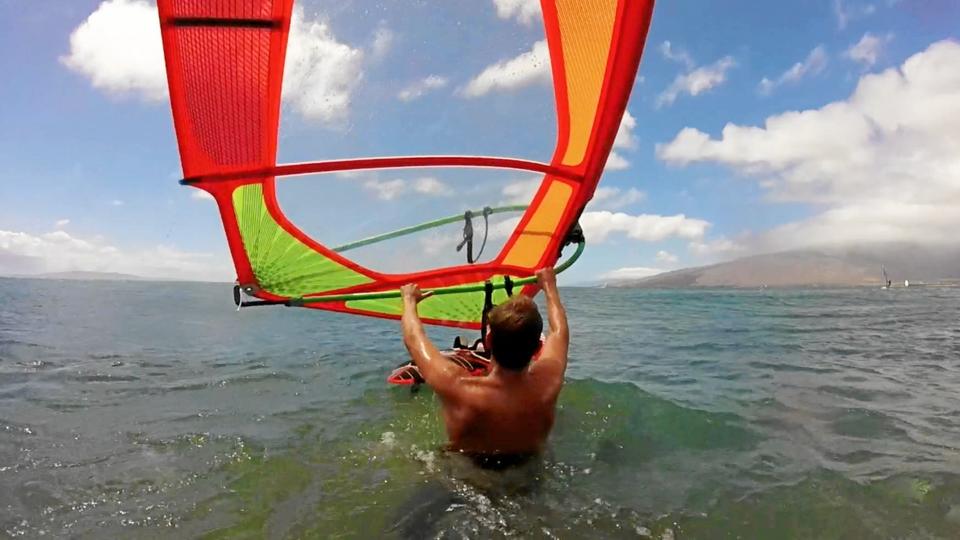 Hawaii. Indonesien. Middelhavet. Limfjorden. Jeppe Thomsen har rejst verden rundt som surfer, og det er udgangspunktet for både hans virksomhed og hans nye børnebog. Privatfoto