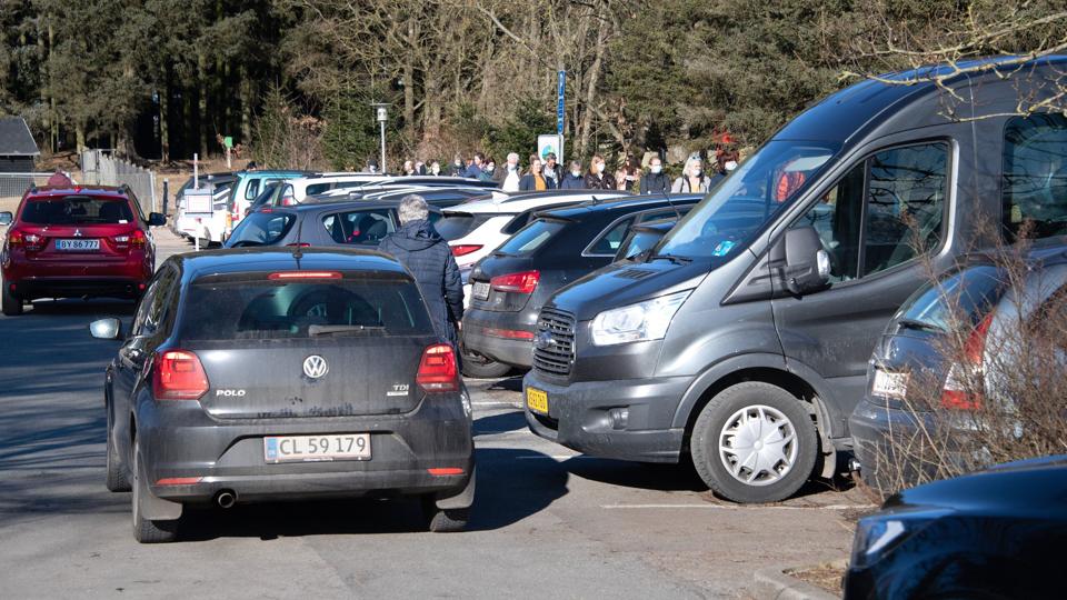 En tæt trafik og fyldt parkeringsplads er nogle af de problematikker, der er ved vaccinestedet i Bagterphallen. Foto: Bente Poder