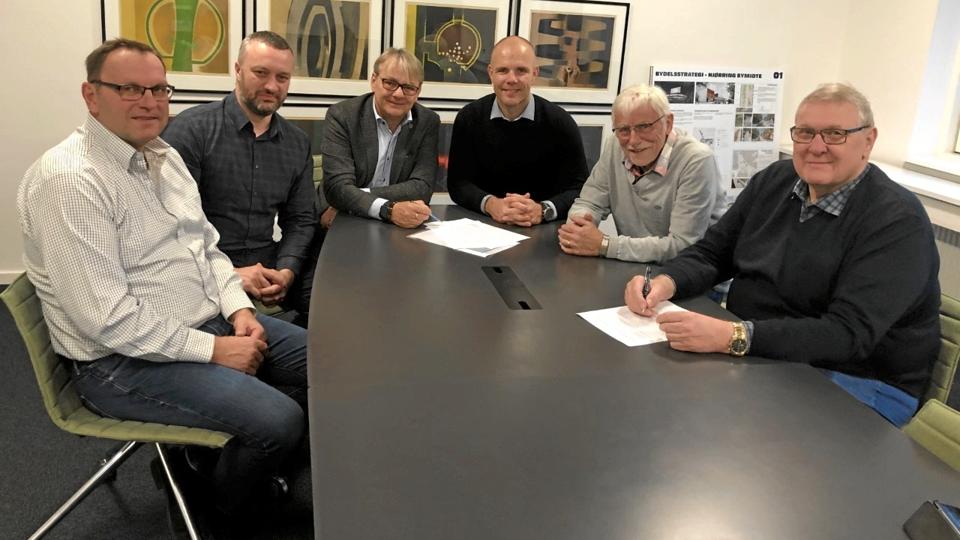 Mindretalsgruppens forhandlingsgruppe ved underskrivelsen af det alternative budgetforslag. Privatfoto