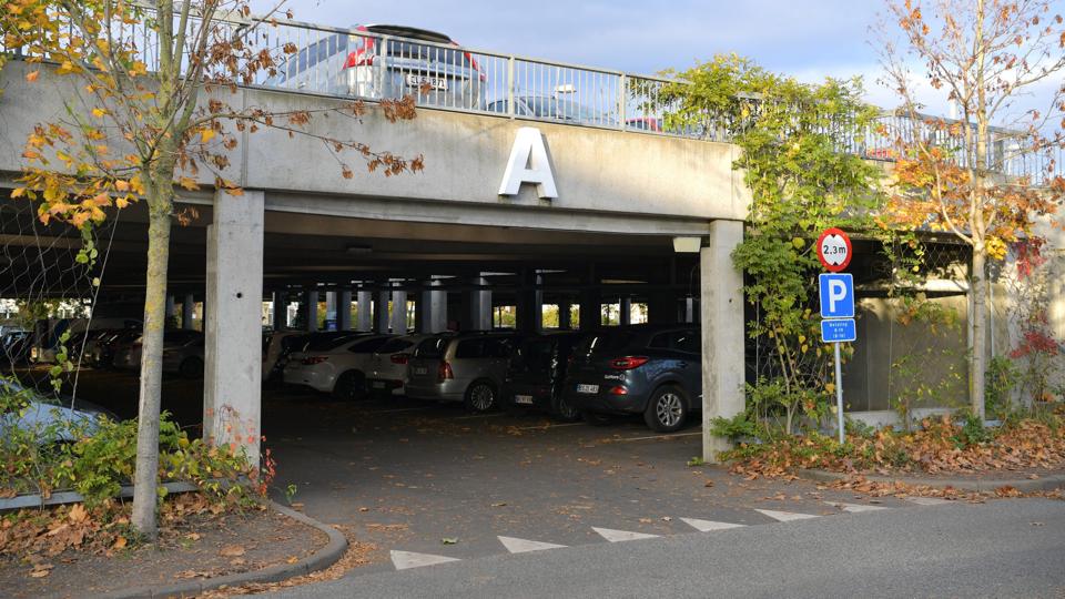 Der bliver ikke lavet et ekstra parkeringsdæk på Sauers Plads, og det sparer Aalborg Kommune for et større millionbeløb. Samtidig kommer et fremtidigt salg formentlig til at skæppe godt i kommunekassen.