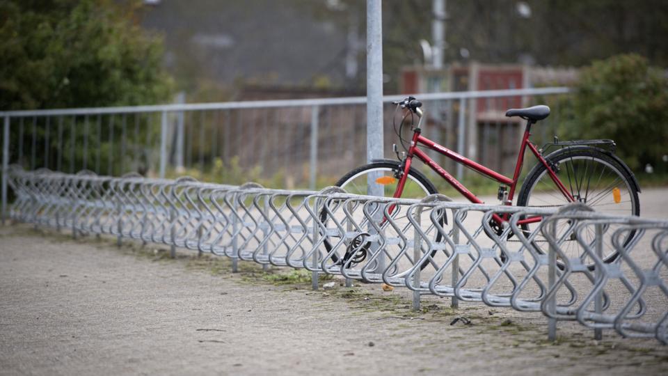Der bliver masser af plads i cykelstativerne på Gistrup Skole i den kommende uge. Arkivfoto: Martel Andersen