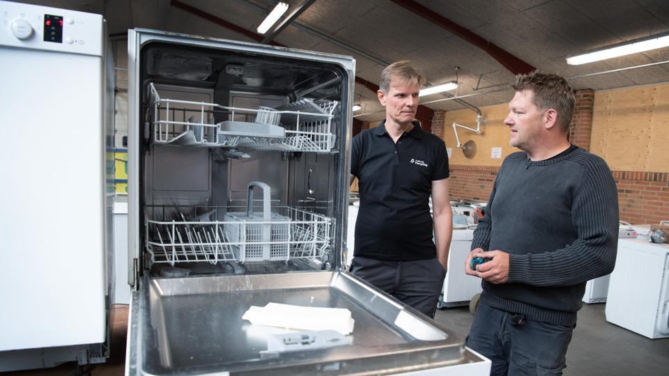 Tommy Blaabjerg (th) har i arbejdet med at opbygge De grønne hvidevarer blandt andet haft assistance af Klaus Bystrup, der er projektleder hos Aalborg Forsyning.