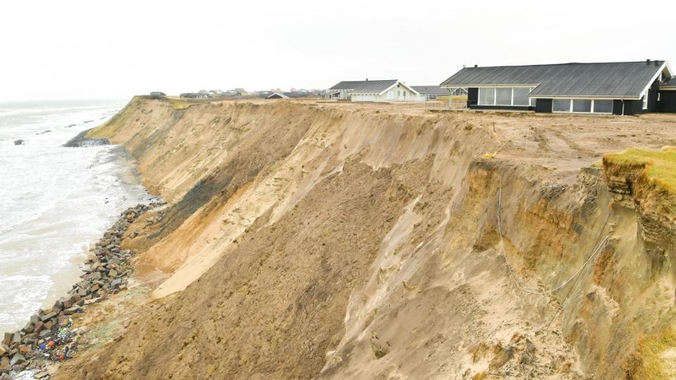 Den ulovlige kystsikring på stranden syd for Lønstrup - med beton og granitsten. Arkivfoto: Jesper Thomasen