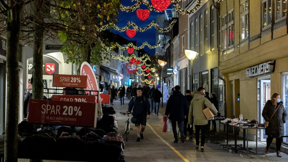 Byens butikker gør alt for at det skal være trygt og sikkert at handle i de fysiske butikker og Jes Asmussen er sikker på, at det ikke er herfra, der er spredt smitte i stor stil. Derfor er han vred over opfordringen til at købe julegaverne online. Foto: Lars Pauli <i>Foto: Lars Pauli</i>