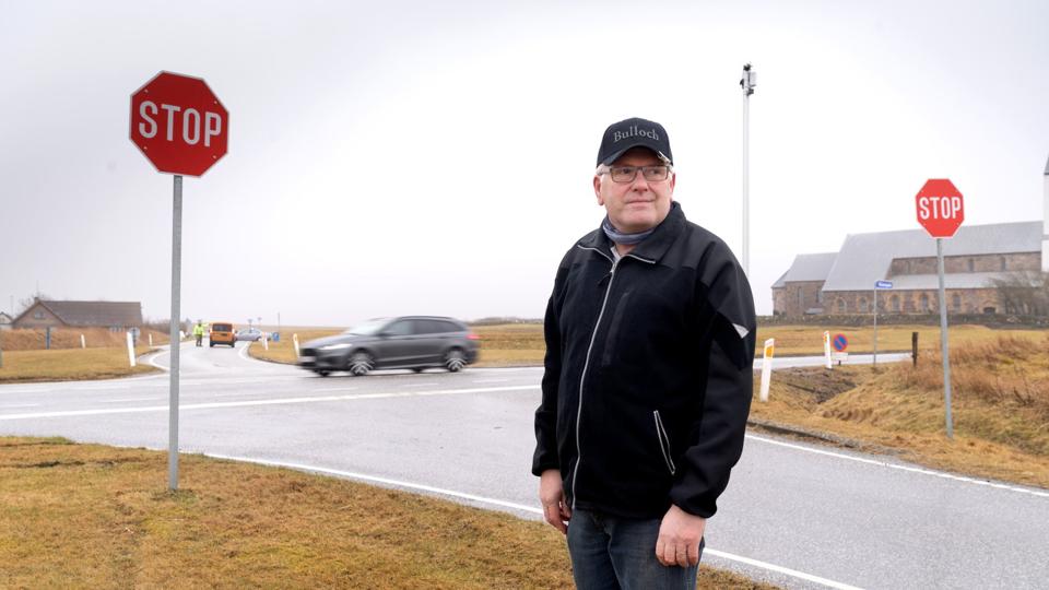 Nye stopskilte og smarte hastighedstavler forhindrede ikke endnu et uheld i krydset ved Vestervig Kirke. Jens Kr. Jensen, beboer i området, efterlyser en rundkørsel.