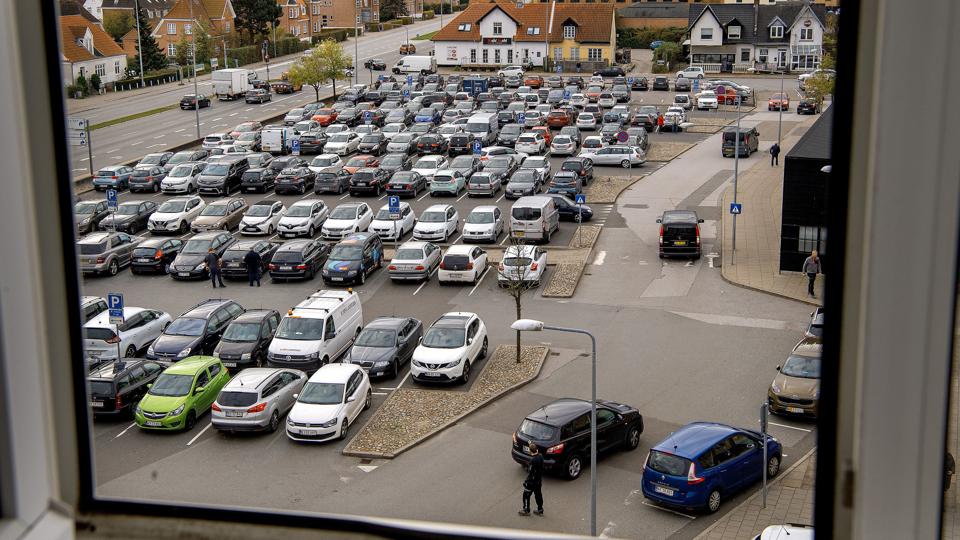 Parkeringspladsen ved Sygehus Syd her må bilister parkere fire timer i dagtimerne. Efter nytår begrænses den fri parkering kraftigt. Foto: Lars Pauli <i>Foto: Lars Pauli</i>
