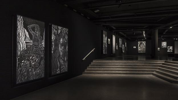Udstillingen, der består af 40 værker på papir, lærred og træ, er tænkt som en totalinstallation med vægge, der bliver mørkere undervejs, og lydbilleder skabt af kunstner Peter Adjaye, som gør oplevelsen flerdimensionel og giver den en nærmest filmisk karakter. Foto: Niels Fabæk