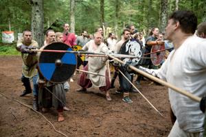 Det foregår med rigtige våben: Vikinger går til stålet i Tornby
