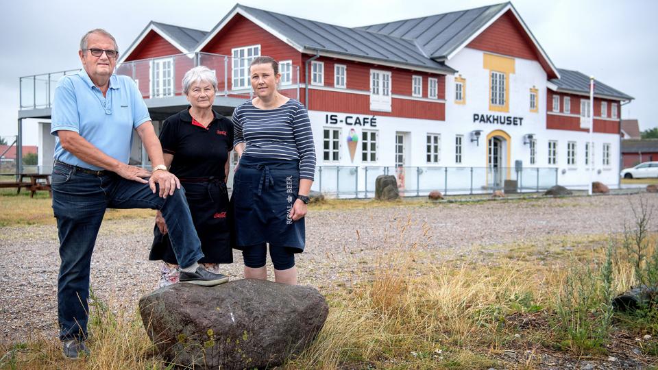 Ejgild, Judith og Lene Bach foran Pakhuset. Den store grund bagved er også familien Bachs. Før var der bådværft - nu er der planer og parkeringspladser og lejligheder. Foto: Lars Pauli <i>Foto: Lars Pauli</i>